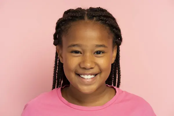 Porträt Eines Süßen Lächelnden Afroamerikanischen Mädchens Mit Stylischer Frisur Dreadlocks — Stockfoto