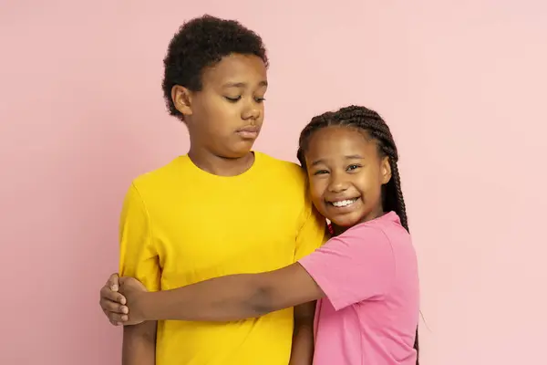 Porträt Eines Lächelnden Afroamerikanischen Jungen Und Mädchens Bruder Und Schwester — Stockfoto