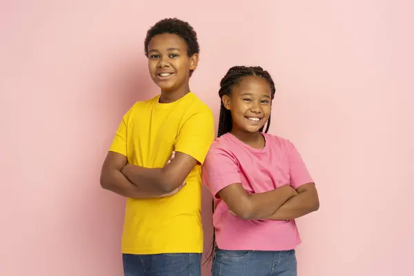 Porträt Lächelnder Afroamerikanischer Kinder Die Isoliert Auf Rosa Hintergrund Die — Stockfoto