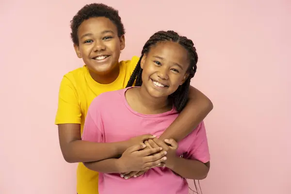Porträt Eines Lächelnden Afroamerikanischen Jungen Und Mädchens Buntem Shirt Das — Stockfoto