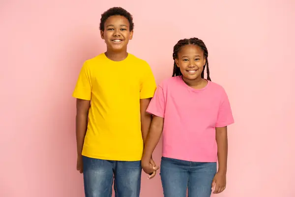 Emotional Glückliche Afroamerikanische Kinder Geschwister Rosa Und Gelben Shirts Die — Stockfoto