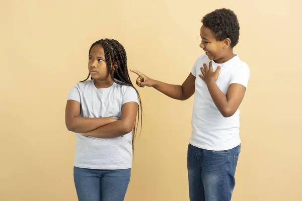Aufgebrachte Afroamerikanische Mädchen Und Jungen Kleiner Bruder Entschuldigt Sich Bei — Stockfoto