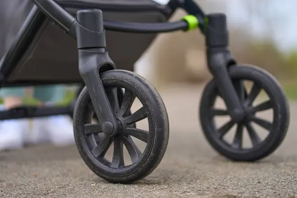 Asfaltın Arkasındaki Bebek Arabasının Siyah Tekerlekleri Hakkında Detaylar Kapanış Tekerlekleri — Stok fotoğraf