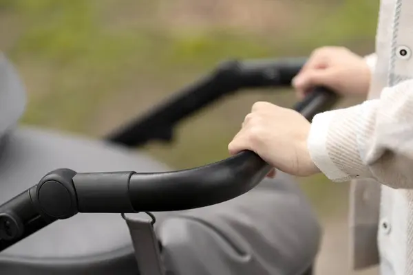 Zbliżenie Wybiórcze Skupienie Kobieta Trzymająca Wózek Rękami Widząc Matkę Idącą — Zdjęcie stockowe