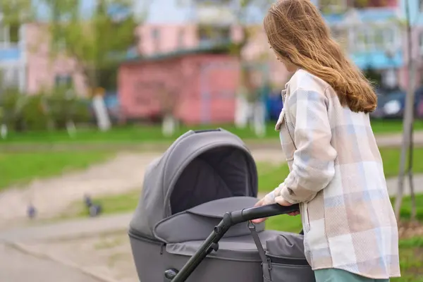 Vista Trasera Una Joven Pelirroja Madre Caminando Con Precioso Bebé —  Fotos de Stock
