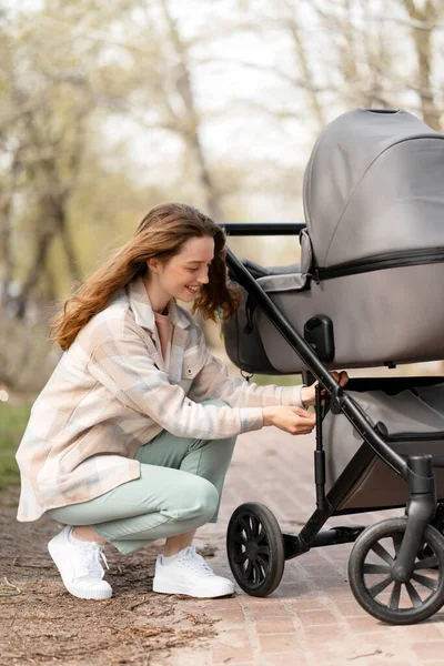 Aantrekkelijke Gelukkige Moeder Die Mand Opent Kinderwagen Buiten Loopt Het — Stockfoto