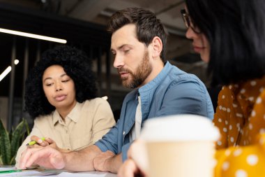 Çeşitli tasarımcılardan oluşan çok ırklı bir grup yeni tasarım projesi üzerinde çalışırken toplantı odasında bir konferans düzenliyor. - İnsanlar. Mesleki meslek. Kariyer ve kişisel büyüme kavramı