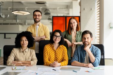 İş toplantısına katılan bir grup işçi, iş yerinde takım planlaması ya da işbirliği. İş adamları, kurumsal planlama, strateji veya ofiste beyin fırtınası için toplantı ve tartışma.