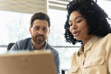 Üç aylık raporlarla çizelgeleri analiz eden, satış büyümesini tartışan, yatırımcılardan gelen sözleşmeleri okuyan, modern ofis içinde birlikte çalışan kendine güvenen farklı meslektaşlar. İş için. - İnsanlar. Takım çalışması.