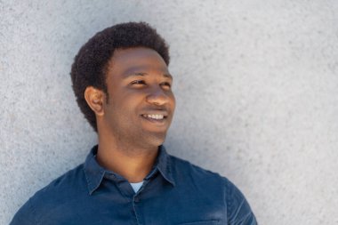 Gülümseyen yakışıklı adamın portresi caddeye bakıyor, boşluğu kopyalıyor. Berber dükkanında saç kesiminden sonra kendine güvenen mutlu müşteri 