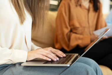 Forumda yazan kadın metin yazarı, dizüstü bilgisayar kullanan yazar, bilgisayar başında çalışan yönetici, modern ofiste oturan, yakın plan, seçici odaklanma. Uzak iş ve teknoloji kavramı