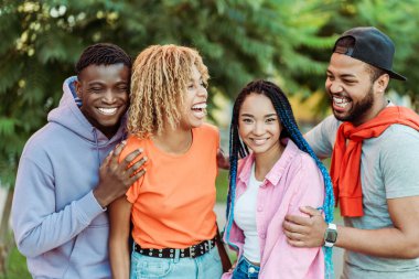 Gülümseyen mutlu Afrikalı Amerikalı öğrencilerden oluşan bir grup sokakta üniversite kampüsünün yakınında dışarıda dikiliyor. Arkadaşlık kavramı