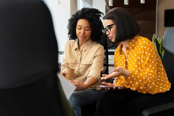 Modern Ofis Içinde Birlikte Çalışan Iki Farklı Kadını Yeni Stratejilerini — Stok fotoğraf