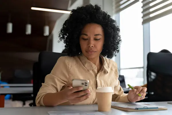 Selbstbewusste Afroamerikanische Junge Frau Büroleiterin Mit Mobiltelefon Online Kommunikation Mit — Stockfoto