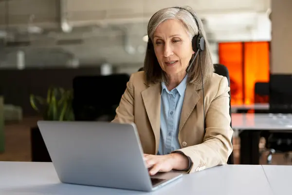 Senior Vrouw Call Center Operator Met Behulp Van Laptop Beantwoorden — Stockfoto