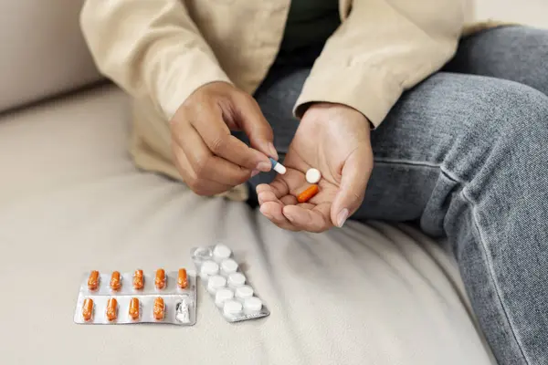 Zbliżenie Rąk Kobiety Trzymającej Blister Opakowaniu Tabletkami Leczenie Koncepcja Opieki — Zdjęcie stockowe