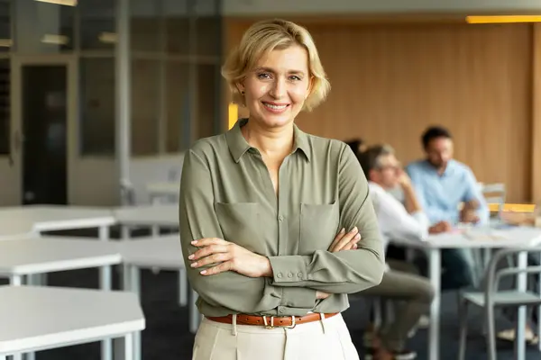 Retrato Mulher Negócios Meia Idade Sorridente Confiante Gerente Com Braços — Fotografia de Stock