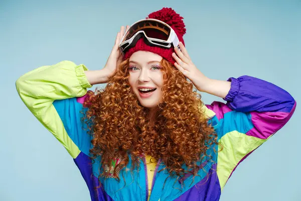 Portrét Krásné Módní Modelky Kudrnatými Vlasy Stylových Zimních Kombinézách Brýle — Stock fotografie