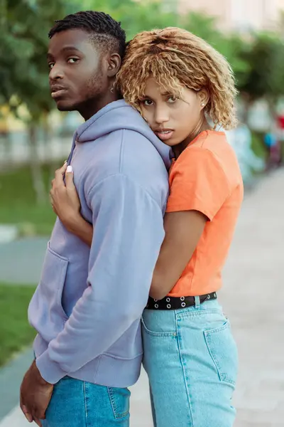 Νεαρό Ζευγάρι Αφροαμερικανών Ερωτευμένων Άντρας Και Γυναίκα Αγκαλιάζονται Κοιτώντας Την — Φωτογραφία Αρχείου