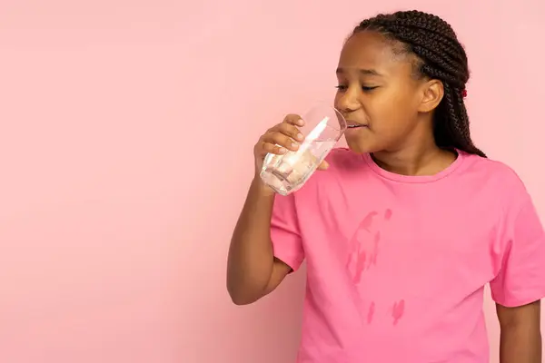 Vacker Positiv Afrikansk Flicka Med Snygg Frisyr Dricksvatten Från Glas — Stockfoto