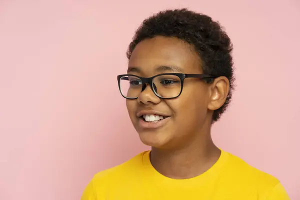 Porträtt Leende Stilig Afroamerikansk Skolpojke Bär Snygga Glasögon Och Gul — Stockfoto