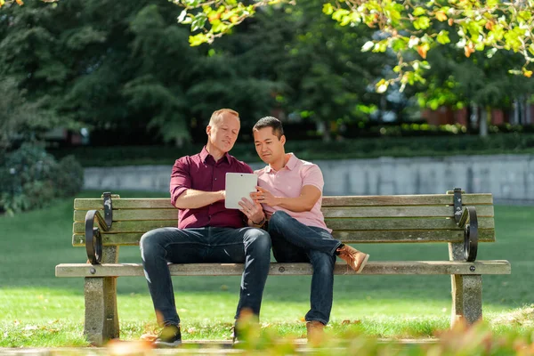 Μεσήλικες Χαμογελαστό Γκέι Ζευγάρι Ομοφυλόφιλοι Κάθονται Στον Πάγκο Στο Δρόμο — Φωτογραφία Αρχείου