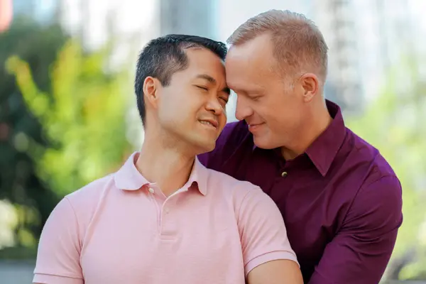 恋爱中的同性恋夫妇 男同性恋 紧闭双眼 站在城市街道上 恋爱的概念 — 图库照片