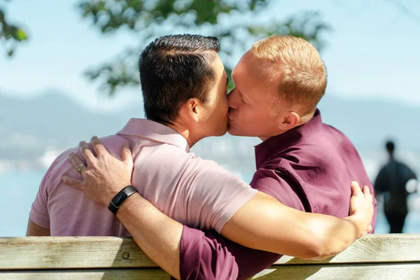 Πορτρέτο Ομοφυλόφιλου Ζευγαριού Δύο Γκέι Άντρες Αγκαλιάζονται Και Φιλιούνται Κοντινό — Φωτογραφία Αρχείου
