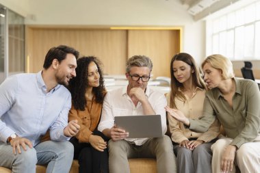 Düşünceli iş adamlarından oluşan bir grup, planlama projesi, iş arkadaşları konuşuyor, fikirleri paylaşıyor, modern ofiste birlikte çalışıyorlar. Takım çalışması, başarılı iş, kariyer konsepti