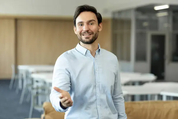 Modern Ofiste Çalışan Yakışıklı Gülümseyen Sakallı Adam Uzanan Eli Selam — Stok fotoğraf