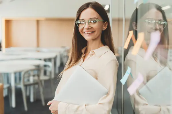 Young Beautiful Woman Wearing Stylish Eyeglasses Holding Laptop Using Sticky — Stock Photo, Image