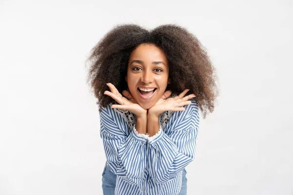 Portret Van Aantrekkelijke Lachende Afro Amerikaanse Vrouw Casual Shirt Kijkend — Stockfoto