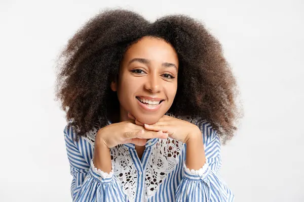 Portret Van Een Mooie Positieve Afro Amerikaanse Vrouw Casual Shirt — Stockfoto