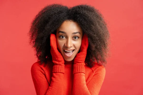 Portret Van Een Glimlachende Mooie Afro Amerikaanse Vrouw Met Rode — Stockfoto