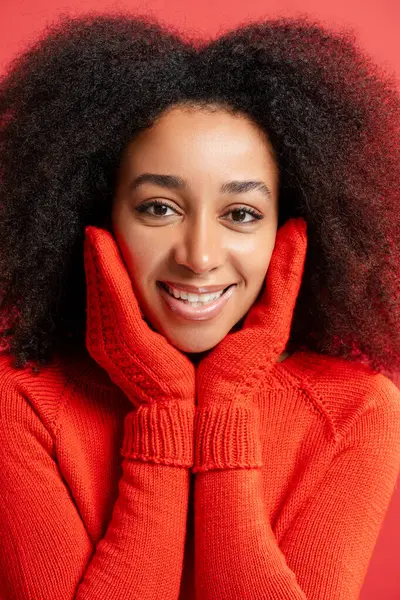 Portret Van Lachende Mode Afro Amerikaanse Vrouw Met Rode Winterhandschoenen — Stockfoto