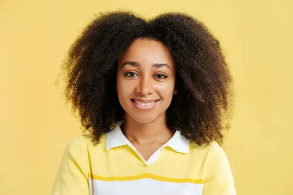 Aantrekkelijke Lachende Afro Amerikaanse Vrouw Met Krullend Haar Geel Shirt — Stockfoto