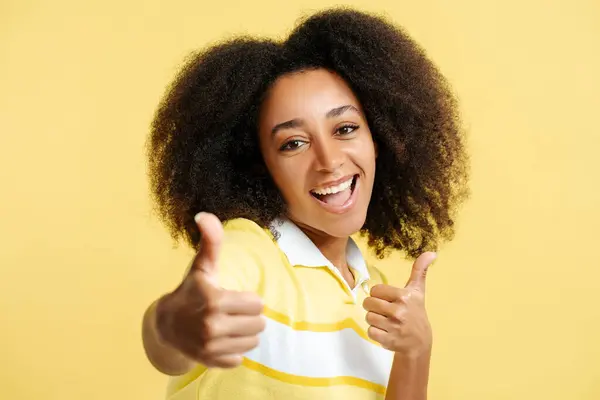 Emocionado Sorrindo Afro Americano Mulher Mostrando Polegares Para Cima Olhando — Fotografia de Stock