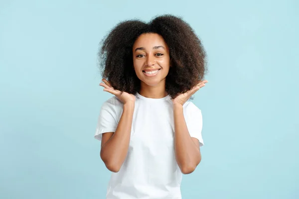 Gelukkige Authentieke Afro Amerikaanse Vrouw Met Krullend Haar Wit Shirt — Stockfoto