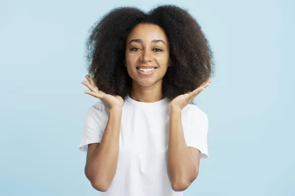Lachende Authentieke Afro Amerikaanse Vrouw Met Krullend Haar Wit Shirt — Stockfoto