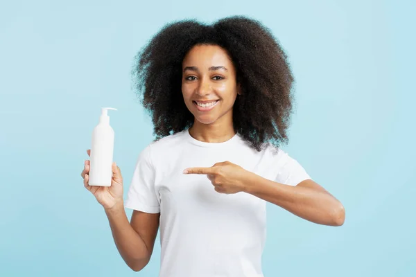 Portret Gelukkige Afro Amerikaanse Vrouw Met Krullend Haar Wit Shirt — Stockfoto