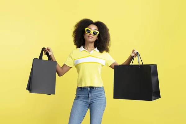 Unge Trygge Afroamerikanske Kvinner Med Stilige Solbriller Som Holder Svarte – stockfoto