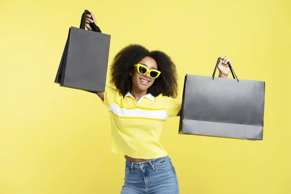 Happy Beautiful African American Woman Wearing Stylish Sunglasses Holding Black — Stock Photo, Image
