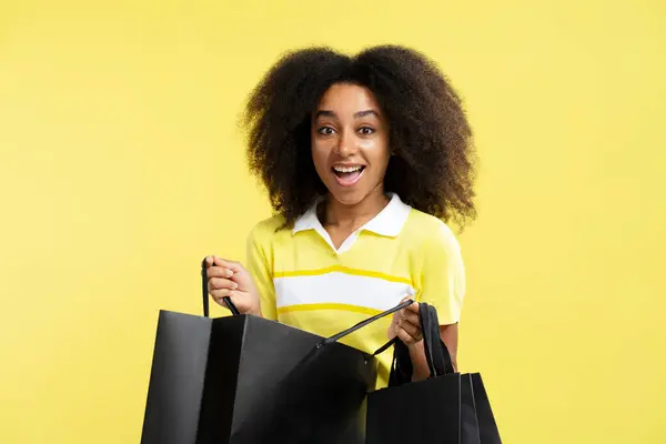 Siyah Alışveriş Torbaları Taşıyan Genç Heyecanlı Afro Amerikan Kadın Sarı — Stok fotoğraf