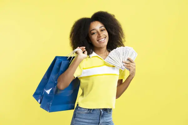 Krásná Usmívající Afroameričanka Držící Peníze Nákupní Tašku Izolované Žlutém Pozadí — Stock fotografie