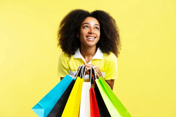 Linda Mulher Afro Americana Feliz Segurando Sacos Compras Coloridos Olhando — Fotografia de Stock