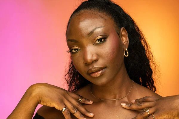 Gros Plan Jeune Femme Afro Américaine Posant Studio Montrant Des — Photo
