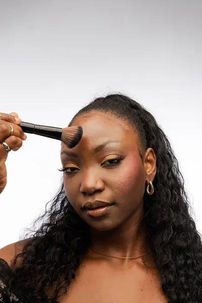 Jovem Senhora Afro Americana Posando Contra Fundo Branco Aplicando Maquiagem — Fotografia de Stock