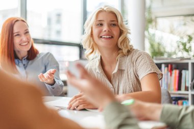 Bir grup gülümseyen üniversite öğrencisi ders çalışıyor, dil öğreniyor, modern sınıfta ders alıyorlar. Takım çalışması. Eğitim kavramı 