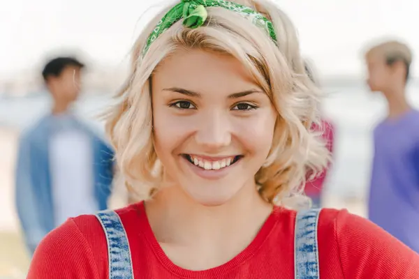 Nahaufnahme Porträt Eines Lächelnden Teenagers Rotem Shirt Der Auf Der — Stockfoto