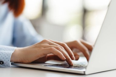 İş kadınlarının ellerinin klavyede yazması, modern ofiste çevrimiçi çalışması. İş yerindeki Uzak Görev konseptinde dizüstü bilgisayar kullanan programcı, kodlayıcı. Teknoloji konsepti 